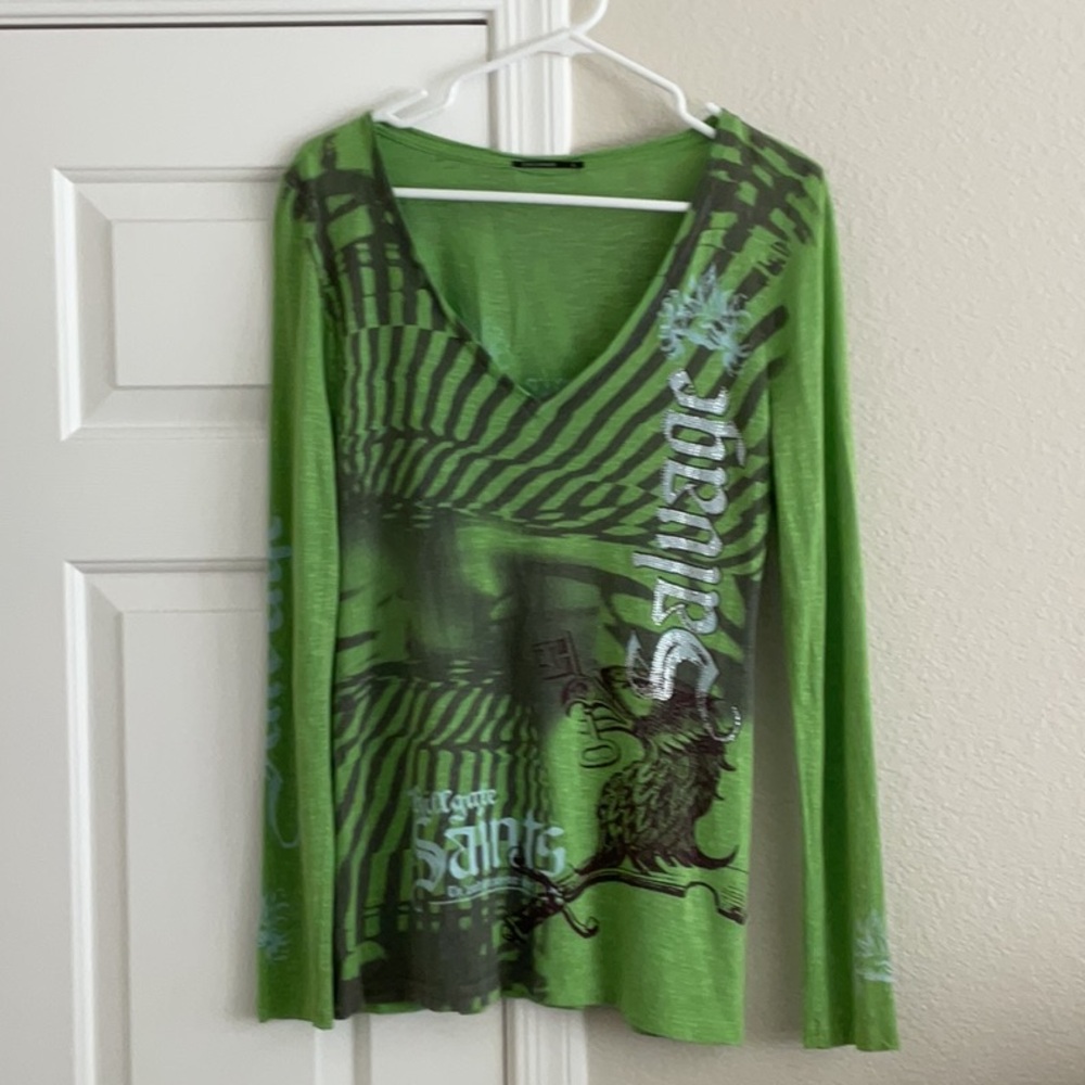 SALVAGE Green Graphic V-Neck Long Sleeve Top. L